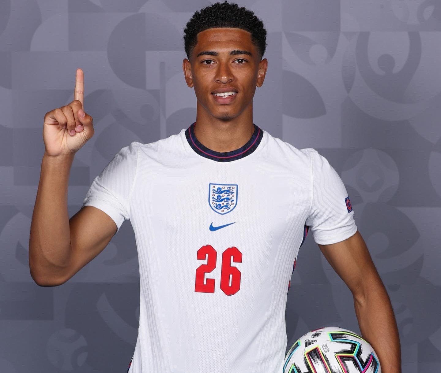 迷你罗随葡萄牙U16夺冠，乔治娜分享观战视频：妈妈为你骄傲