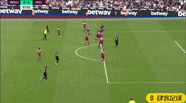 天空体育：张伯伦目前正在阿森纳训练，同时筹划下一步动向