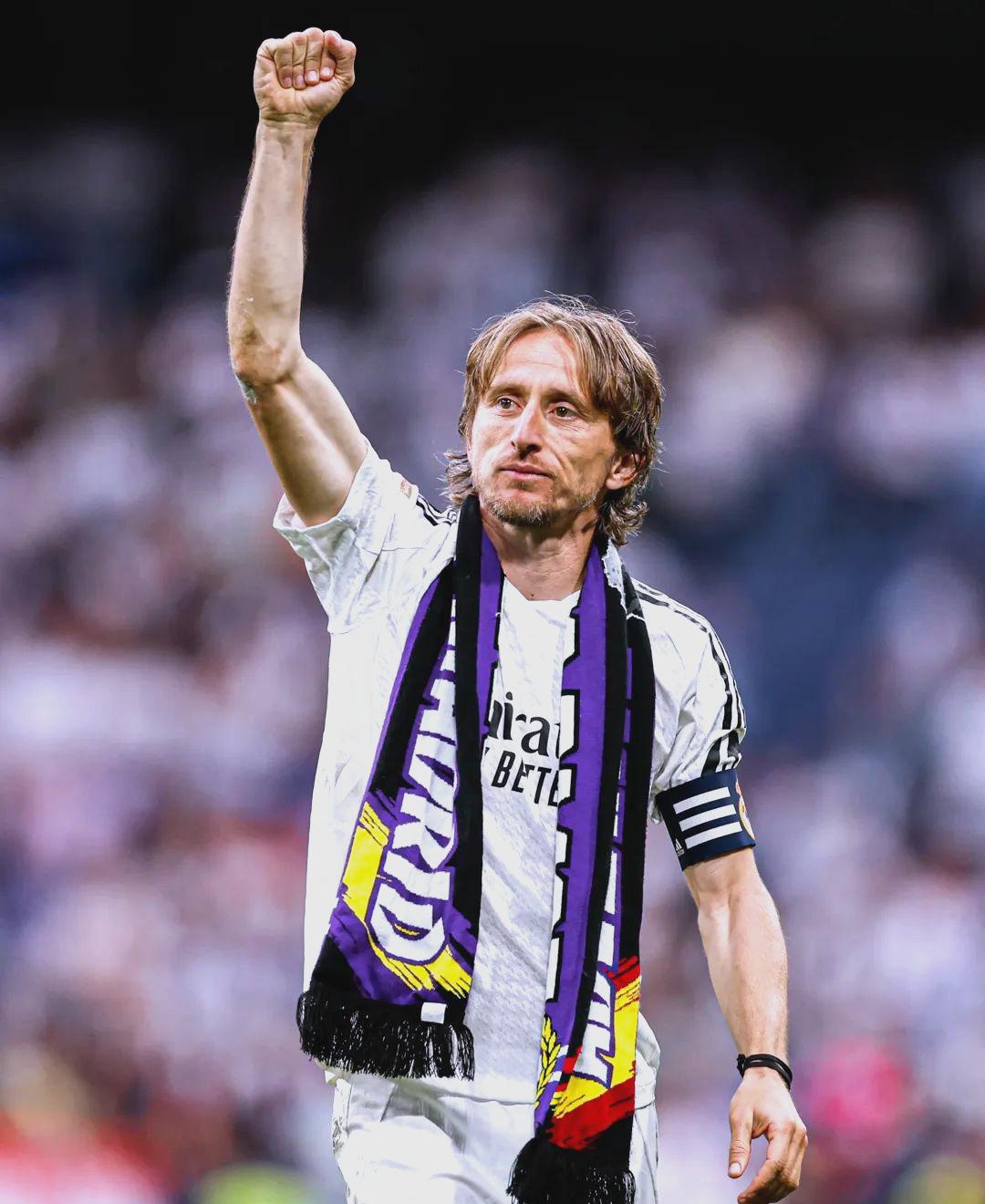 国脚关键传球完成制胜球