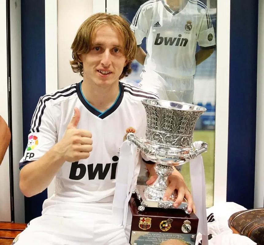 TA：多家豪门关注小将斯密特，阿尔克马尔对其估价约6000万欧