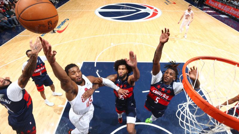 狼记：爱德华兹在末节告诉教练组，他不想按常规轮换下场休息